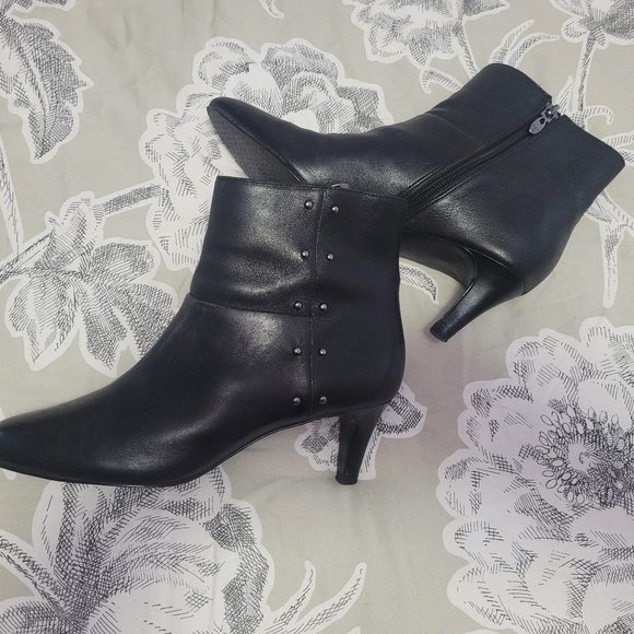 Tahari "Prinston" Black Leather Side Zip Bootie Size 7.5 EUC - Picture 8 of 9